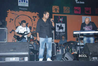 Shankar & Farhan perform