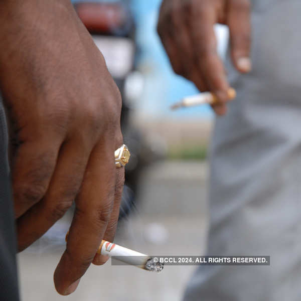 Smokers likely to face heavy fine for puffing in public