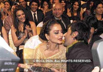 Filmfare '08: Hugs 'n' kisses