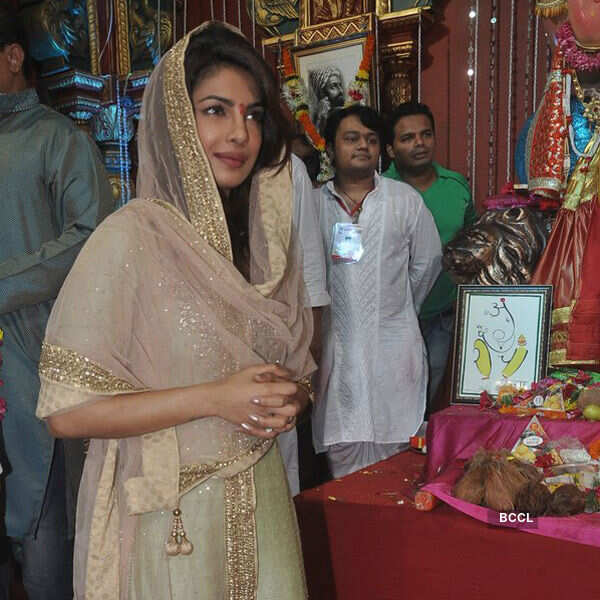 Bollywood Celebs Chant Ganpati Bappa