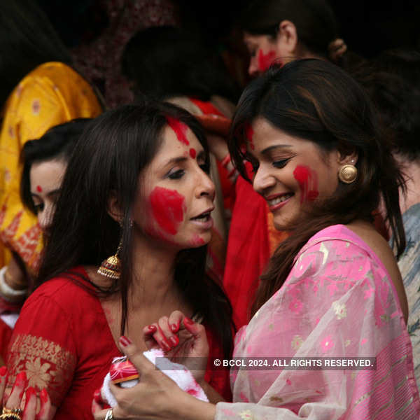 Tolly celebs take part in Puja frenzy