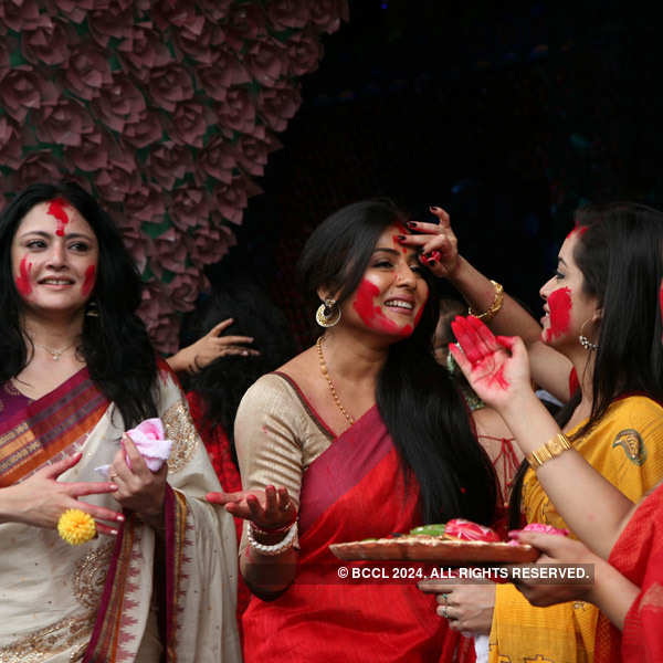 Tolly celebs take part in Puja frenzy