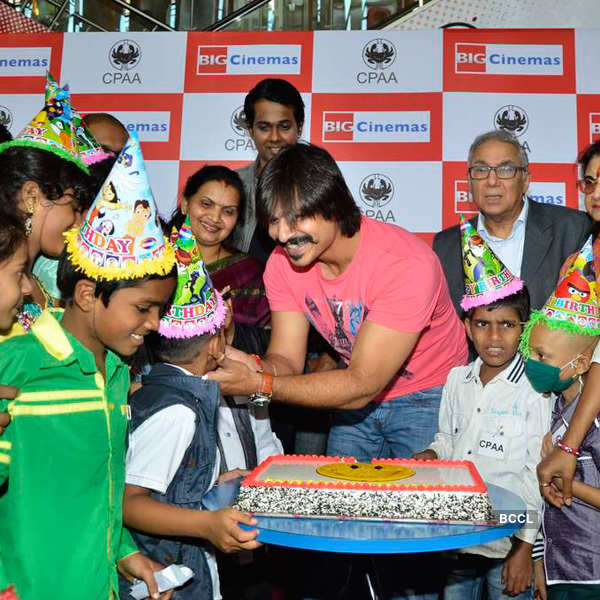 Vivek celebrates b'day with cancer patients