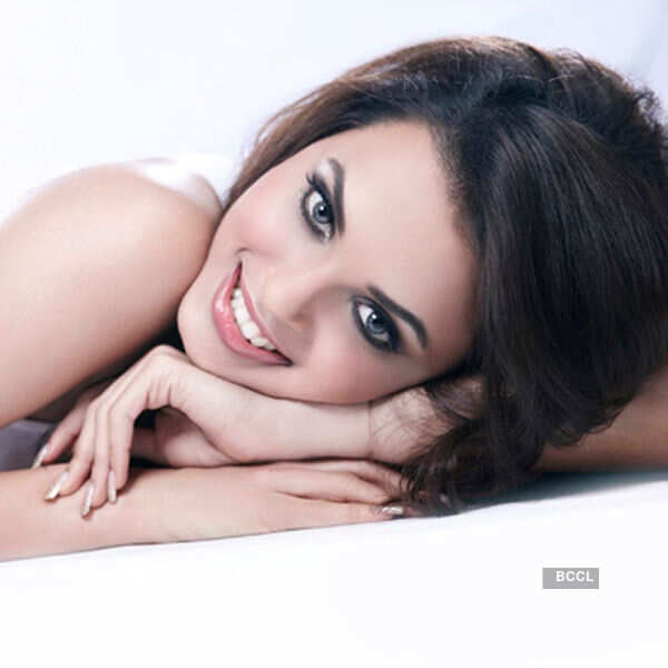 Gail Da Silva stands as first runner up at Miss United Continent 2014