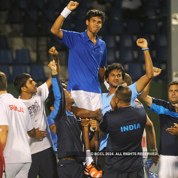 Somdev knocks Lajovic out