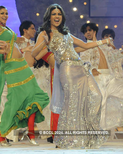 Priyanka Chopra Performs At Pantaloons Femina Miss India 09 Pageant On