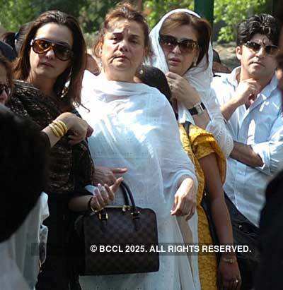 Laila And Mumtaz At Feroz Khan S Funeral