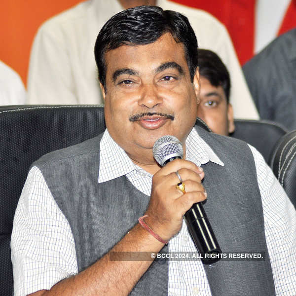 EC notice to Gadkari for ‘inducing voters to take bribe’