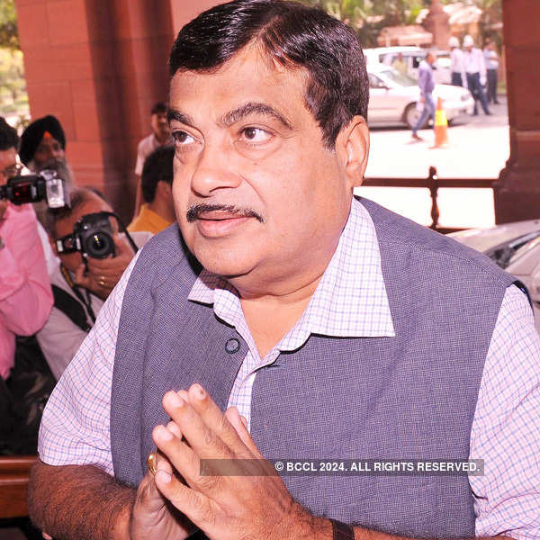 EC notice to Gadkari for ‘inducing voters to take bribe’
