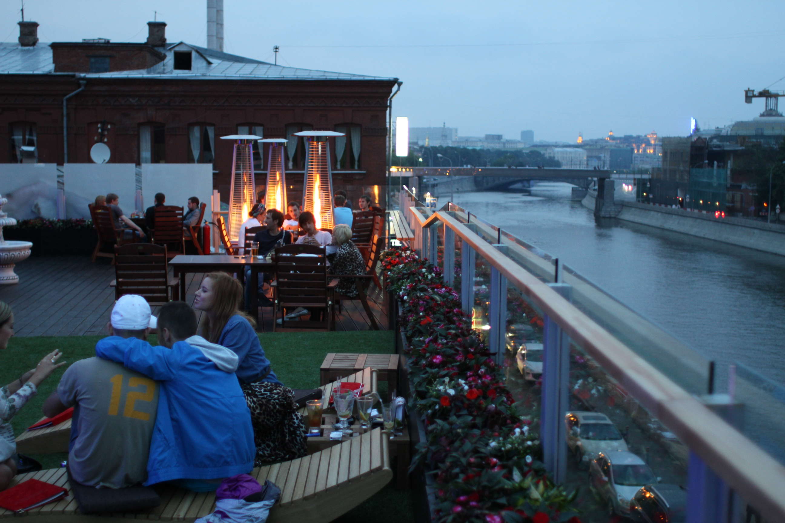 Джипси москва. Крыша Gipsy Москва. Веранда Джипси. Джипси веранда летняя. Летняя веранда Gipsy.