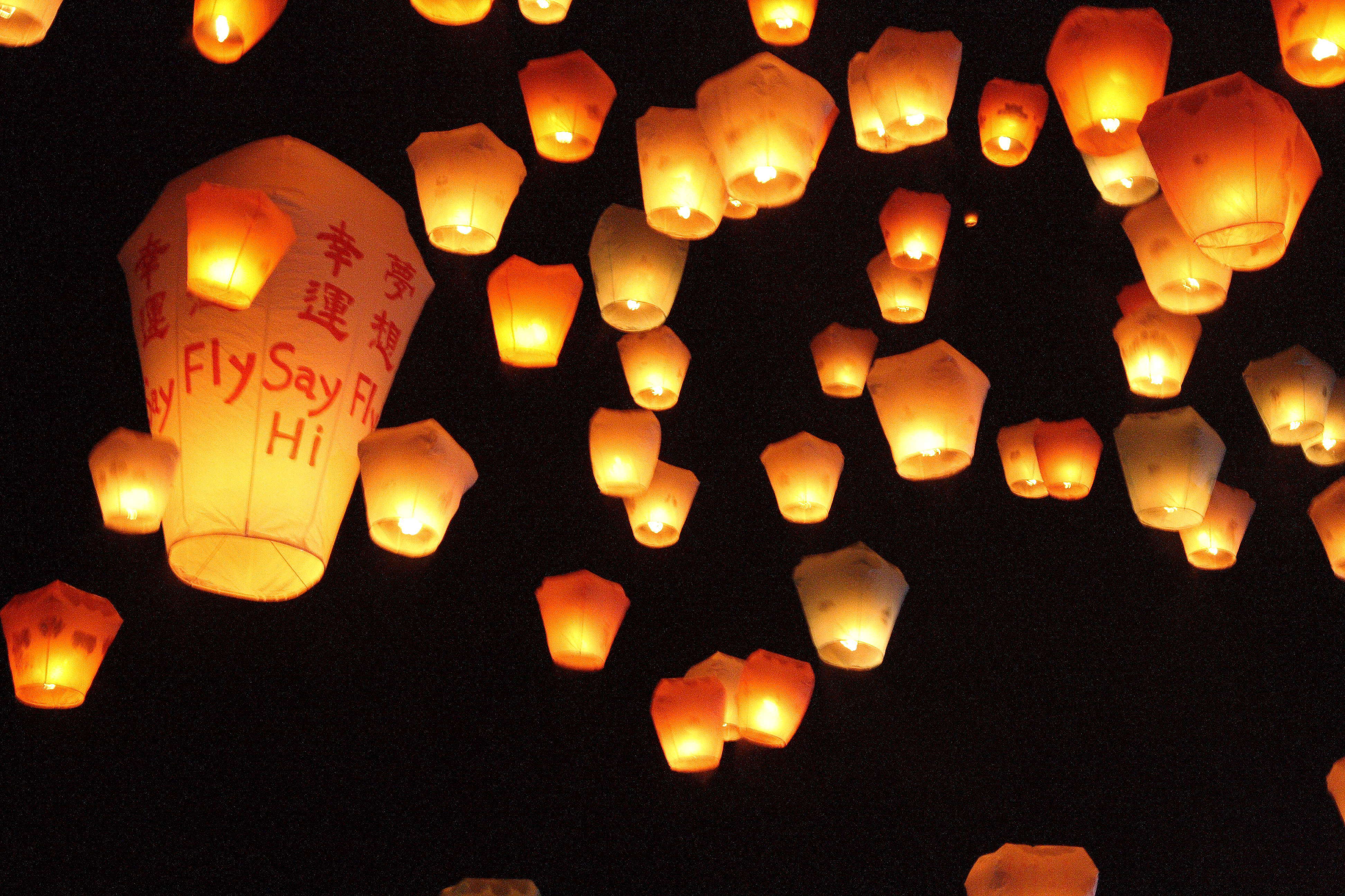 Release paper lanterns in Pingxi 平溪放天燈 Release paper lanterns in Pingxi 平溪放天燈