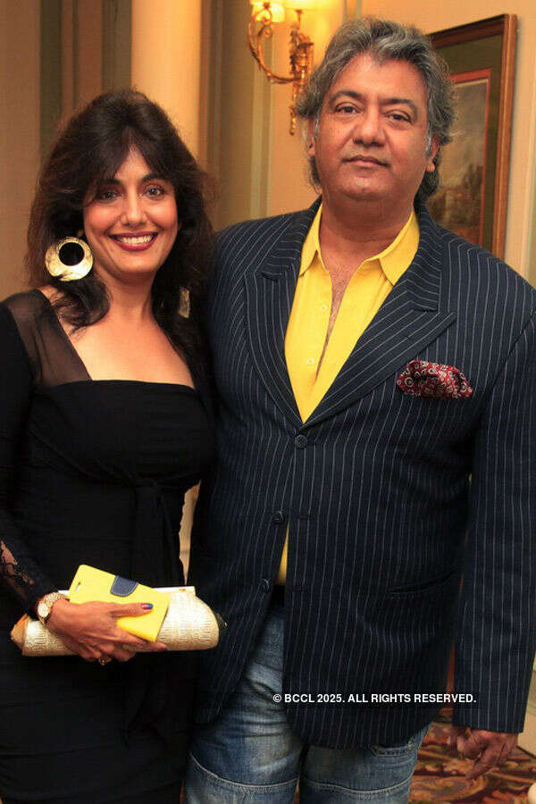 Golf enthusiasts have a ball