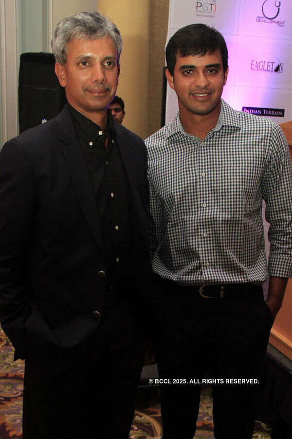 Golf enthusiasts have a ball