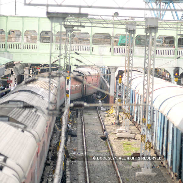 2 bogies of Amravati Express derail near Kalyan