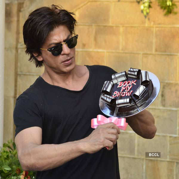 SRK celebrates his b'day with media