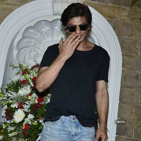 SRK celebrates his b'day with media