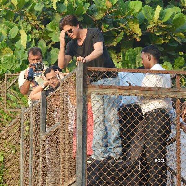 SRK celebrates his b'day with media