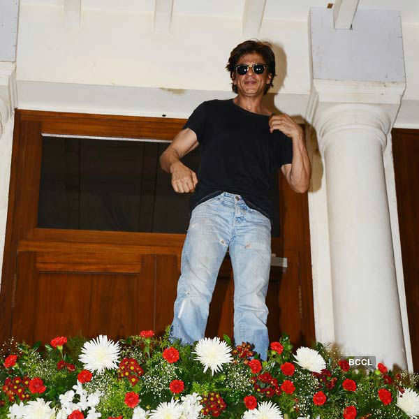 SRK celebrates his b'day with media