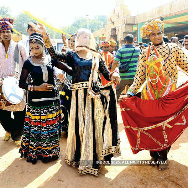 Jawans turn performers