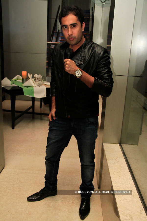 F1 enthusiasts cheer for Lewis Hamilton