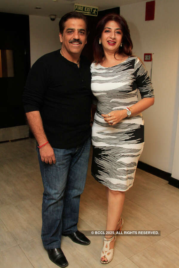 F1 enthusiasts cheer for Lewis Hamilton