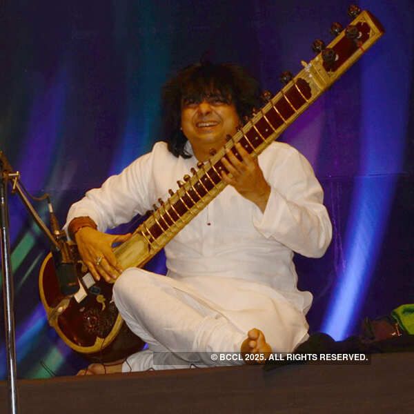 Zakir Hussain & Niladri Kumar&rsquo;s musical concert