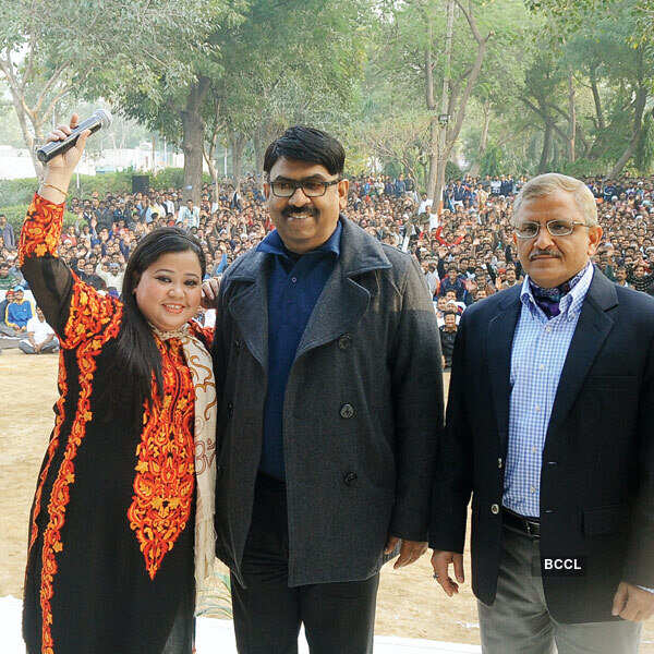 Bharti performs at Tihar Jail