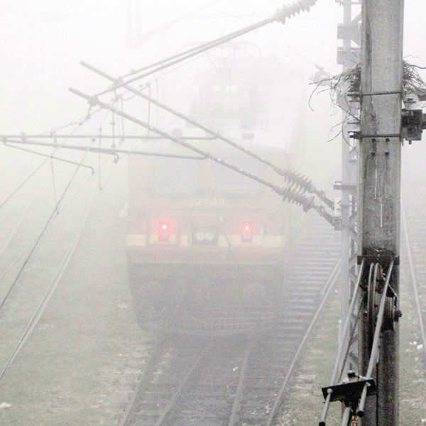Fog disrupts trains, flights in Delhi