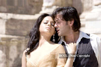 Kangana & Bobby in a still from the movie 'Vaada Raha'