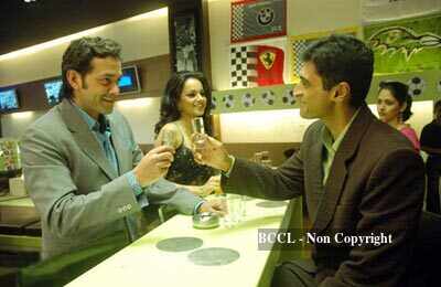 Kangana & Bobby in a still from the movie 'Vaada Raha'