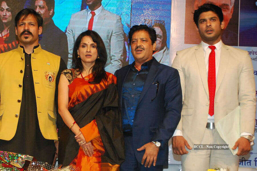 Vivek Oberoi, Rajeshwari Sachdev and Udit Narayan during Atal Geet ...