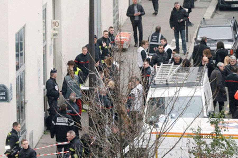 Paris: Hunt on for killers