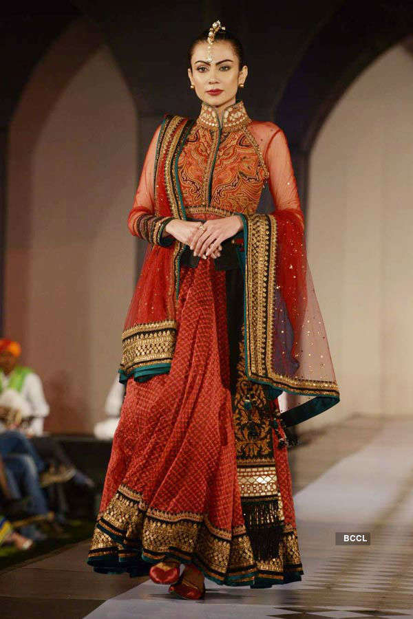 Lisa Haydon walks for Tarun Tahiliani