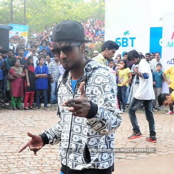 Actress Mahalakshmi dances with her college mates