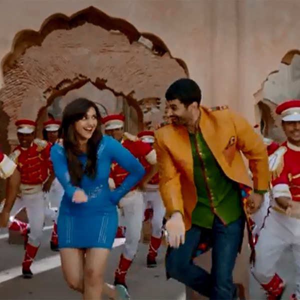 Aditya Roy Kapoor e Parineeti Chopra si baciano