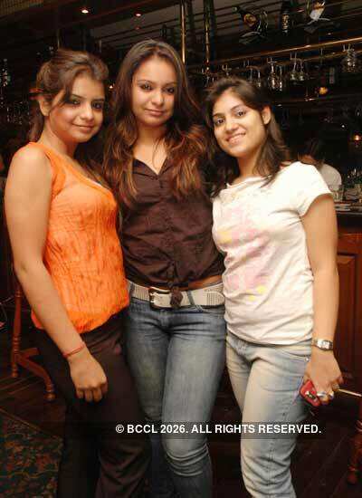 Firangi Paani pub party