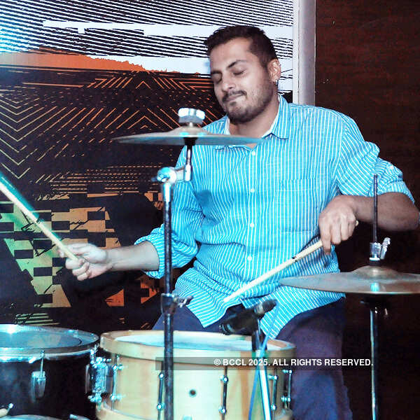 Neel and the Lightbulbs performs live