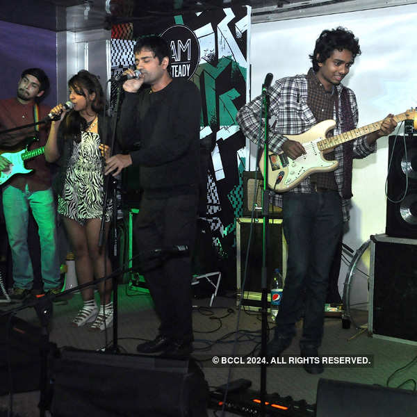 Neel and the Lightbulbs performs live