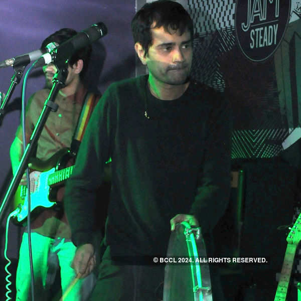 Neel and the Lightbulbs performs live