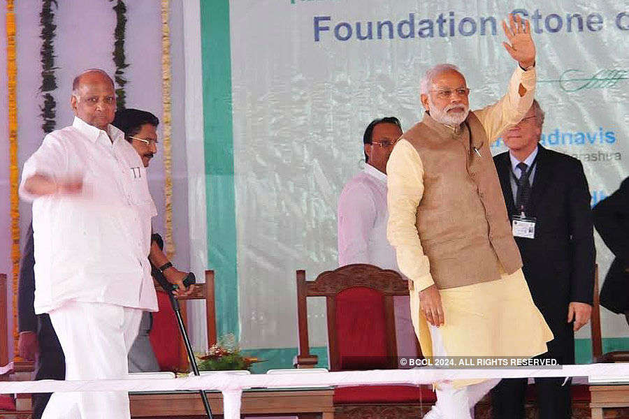 Modi heaps praises on Sharad Pawar