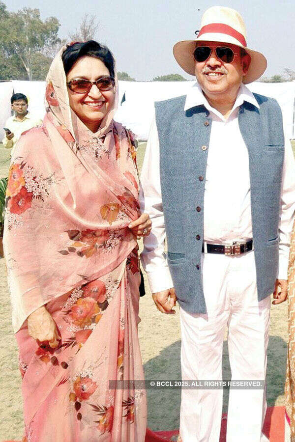 Vintage beauties deck up city roads