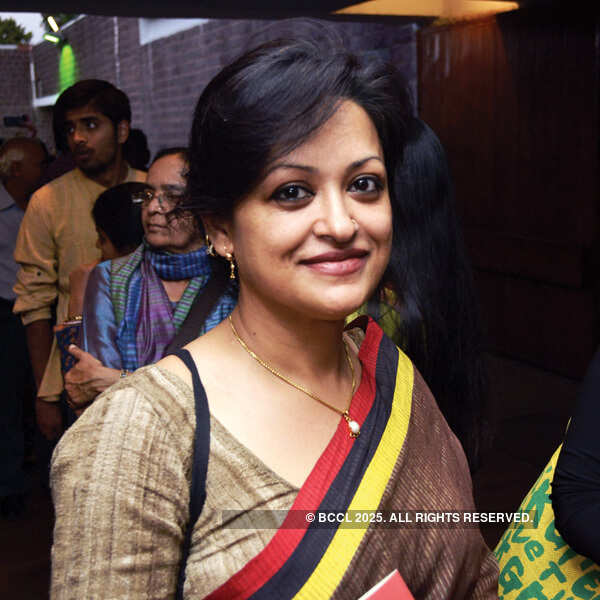 Makrand performs Sashtang Namaskar for Habib Tanvir