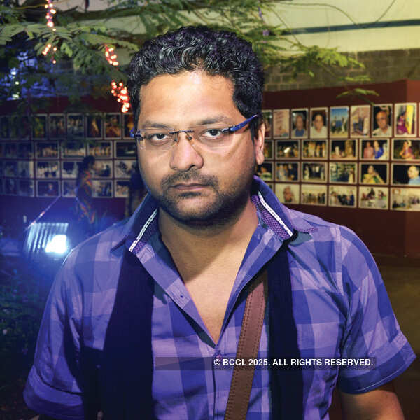 Makrand performs Sashtang Namaskar for Habib Tanvir