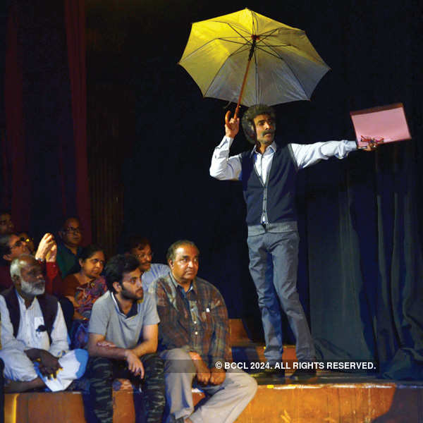 Makrand performs Sashtang Namaskar for Habib Tanvir