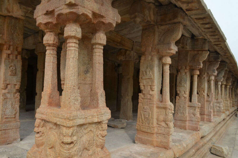 2 lepakshi temple corridors