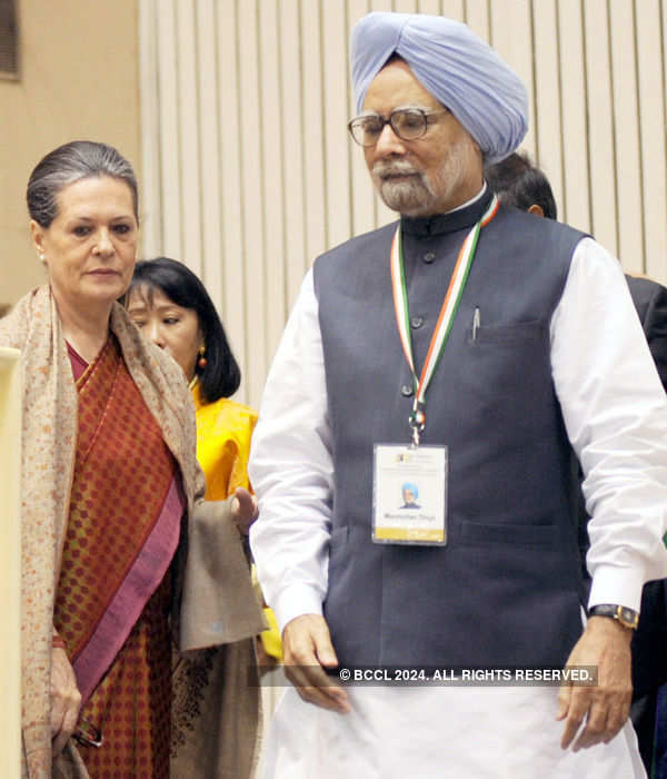 Sonia leads solidarity march for Manmohan