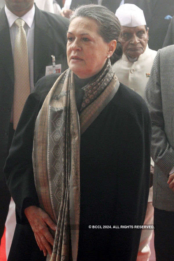 Sonia leads solidarity march for Manmohan