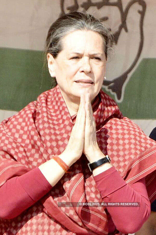 Sonia leads solidarity march for Manmohan