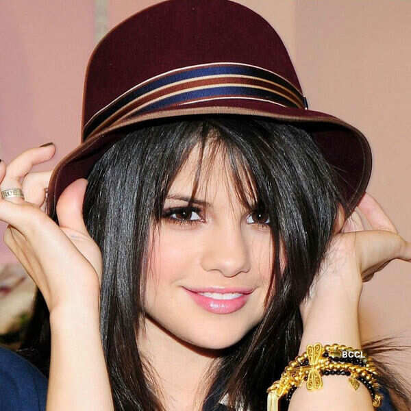 Divas dazzle in hats