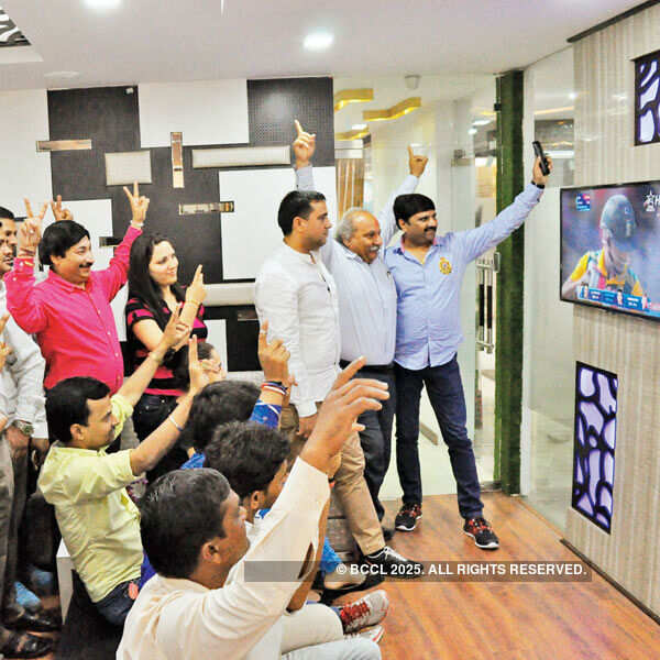 Noida cheers for men in blue